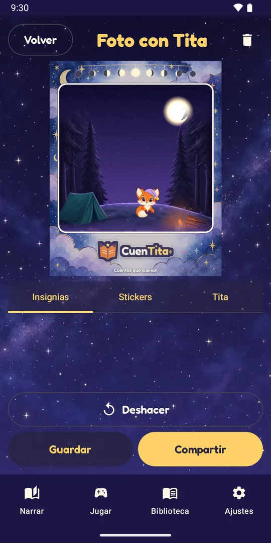 Foto con Tita: una fogata bajo la luna decorada con Tita, la guirnalda de lunas y el logo de CuenTita
